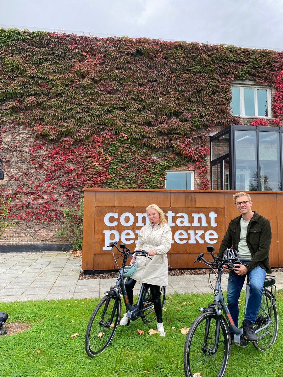 Jelle Mels en mediafiguur Lesley-Ann Poppe brengen een weekend door in #Brugge en het #BrugseOmmeland. Na een boottocht op de reien ontdekken ze het Adornesdomein. De dag daarop fietsen ze Permeke achterna in Jabbeke. Zaterdag om 18.35u <a href="/vrt1be/">VRT 1</a> in #VlaanderenVakantieland. 📸 ©VRT
