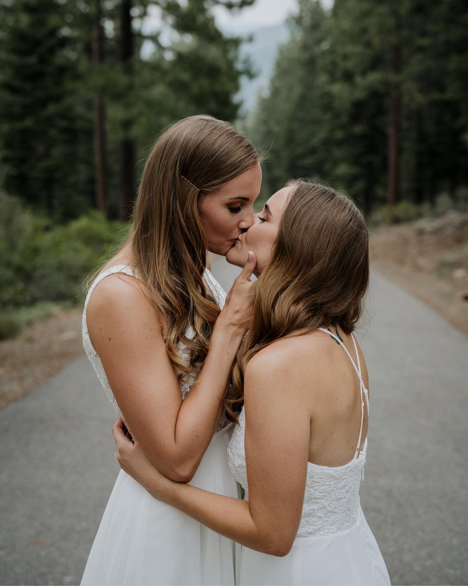 evollgbt's tweet photo. Beautiful elopement π
Photographer: @juliaminaphoto
#twobrides #lesbianproposal #lgbtproposal #lgbtwedding #samesexmarriage #lgbtwedding #lesbianwedding #lgbt #lesbiancouple #girlswholovegirls #femmelesbian #femmecouple #lesbian https://t.co/7kfVfPGsHb