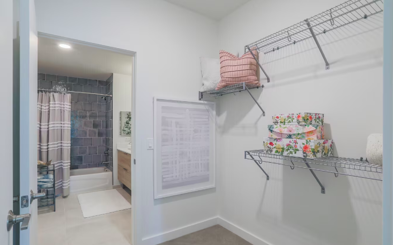 CityLifeChicago's tweet photo. Get 1 month free on this 20th floor junior 1 bed off of Washington Square Park in the heart of the Gold Coast! This floor plan features a walk-in closet, kitchen island, in-unit laundry, and over 700 square feet of living space! Pets are welcome! Message us for details. https://t.co/3mKl8OHBEJ