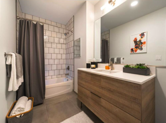 CityLifeChicago's tweet photo. Get 1 month free on this 20th floor junior 1 bed off of Washington Square Park in the heart of the Gold Coast! This floor plan features a walk-in closet, kitchen island, in-unit laundry, and over 700 square feet of living space! Pets are welcome! Message us for details. https://t.co/3mKl8OHBEJ