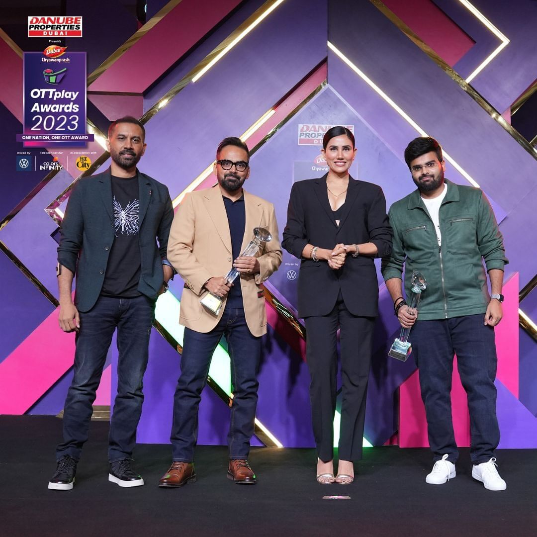 ottplayapp's tweet photo. Masters at their work, @rajndk and @pavansadineni win the Best Director (Series) award for #Farzi and #Dayaa respectively at #DanubeOTTplayAwards2023, presented by the amazing @SonnalliSeygall 👏✨

.

.

.
Presented by #DanubeProperties 
#RizwanSajan #DanubeProperties 🌆
.
Co-presented by @DB_Chyawanprash
#DaburChyawanprash #3xlmmunityAction #AndarSeStrong
.
Driven by @volkswagenindia🚘
#YouAreInAVolkswagen #Volkswagen #VolkswagenIndia #Tiguan #VolkswagenTiguan
.
Telecast Partner @colors_infinity📺
#OTTplayAwardsonCI #ColorsInfinity
.
In association with @htcity🗞️
.
Luxury partner #NMstyle_big_boys_luxury⌚
.
Supported by #Passionfox_india
.
Celebration Partner #MonkeyShoulder
.

.
#DanubeOTTplayAwards2023 #OTTplayAwards2023 #OneNationOneOTTAward #OTTplay #OTTplayPremium #MazeyKaroMultiply