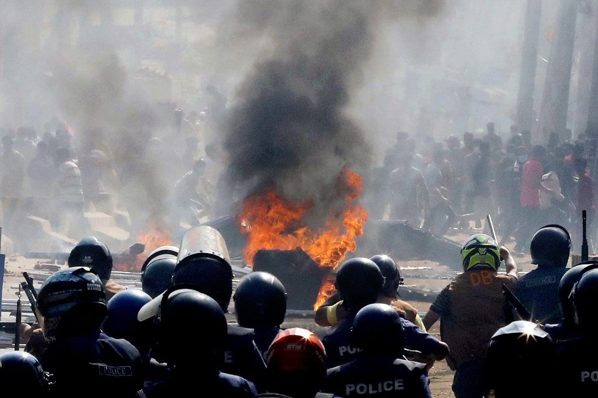 PalashVisuals's tweet photo. Dhaka, Oct 31, 2023 :Images of police clashes with garment workers agitating in Savar and Ashulia, Dhaka, demanding a minimum wage of Tk 23,000.#Bangladesh #Conflict #Dhaka #Garments #Protest #Police #RiotPolice #RMG #TearGas #TextileIndustry #Wages  #Worker #Clothing #PalashKhan https://t.co/1TIhtFik6g