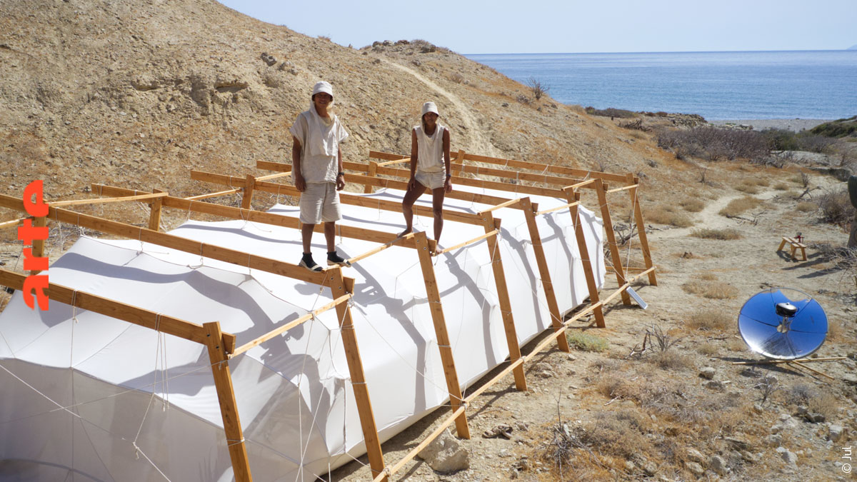 ARTEpro's tweet image. #CorentinDeChatelperron revient avec la "Biosphère du désert", une base #lowtech posée en plein désert mexicain. @lowtechlab #DéveloppementDurable
Une web-série documentaire sur le site d'@ARTEFr / YouTube le 16.12
Un doc TV /en ligne début 2024
Le CP ➡ tinyurl.com/3c625hb5