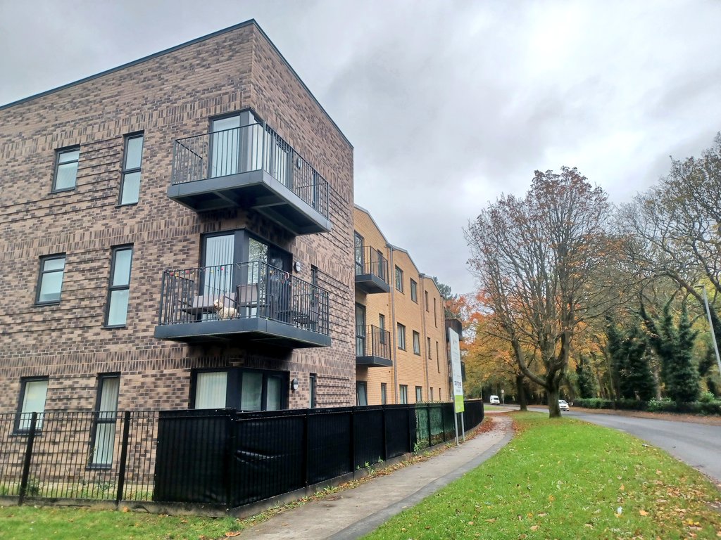 Pleased to visit this new development of 12 new homes for social rent in Chorlton Park by @SouthwayHousing - all the flats are 2 bedroom properties with PV panels on the roof, and EV charging points too. Local people have now moved in and are very pleased with their new home.🏡🌳