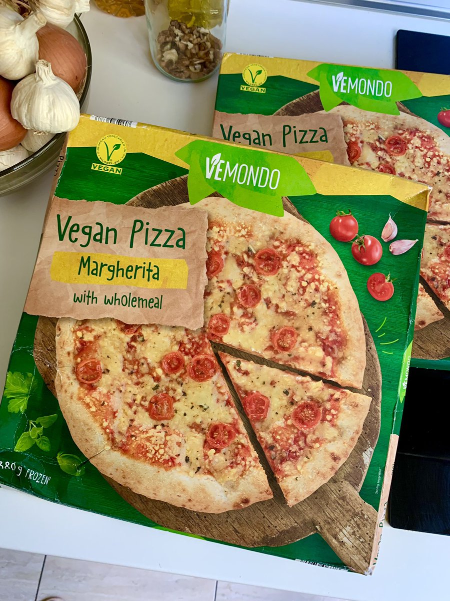 MsInefable's tweet photo. El lidl ha vuelto a poner las pizzas veganas de "queso", por si a alguien le interesa ir a por alguna antes de que las quiten como siempre en unas semanas o en un mes. Son sencillas pero podéis añadirles toppings y con o sin ellos están muy ricas🌱🍕 https://t.co/vAIVaXvf29
