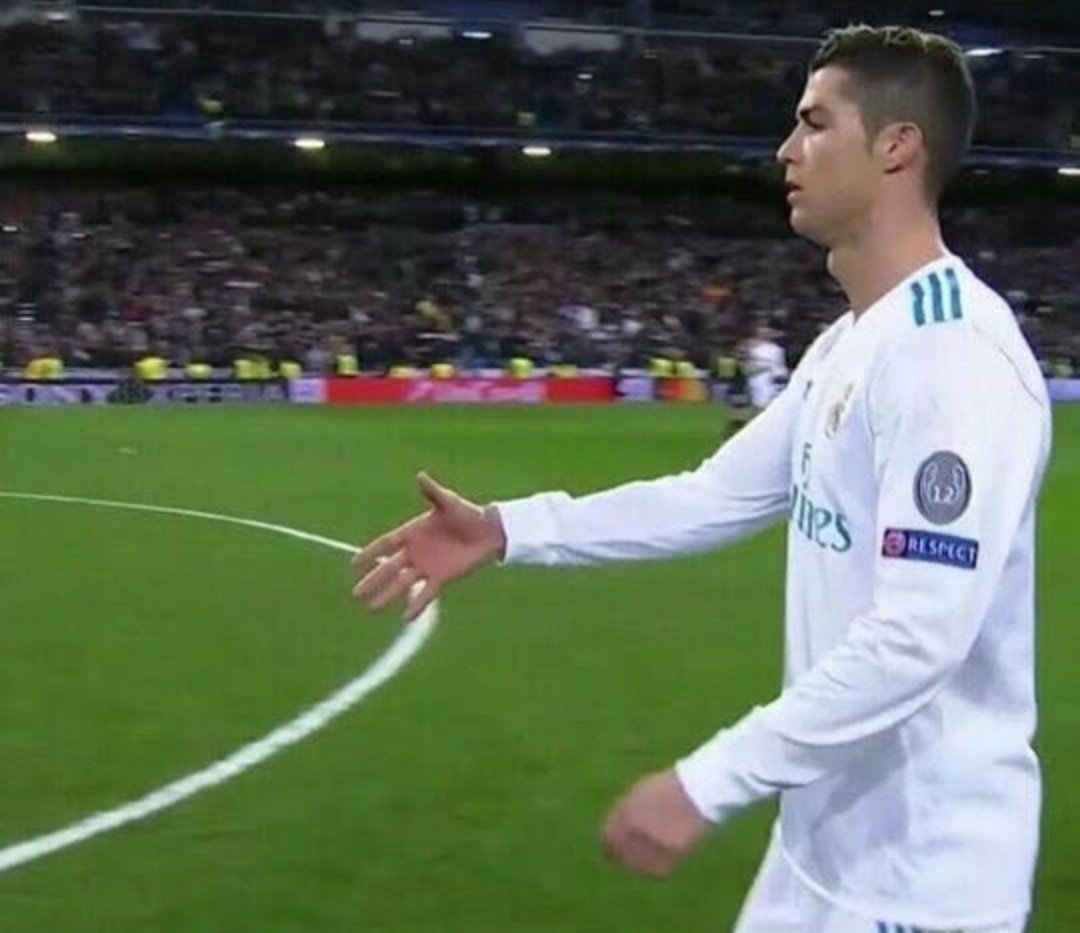 Cristiano Ronaldo saludando al único jugador en la historia mejor que él.