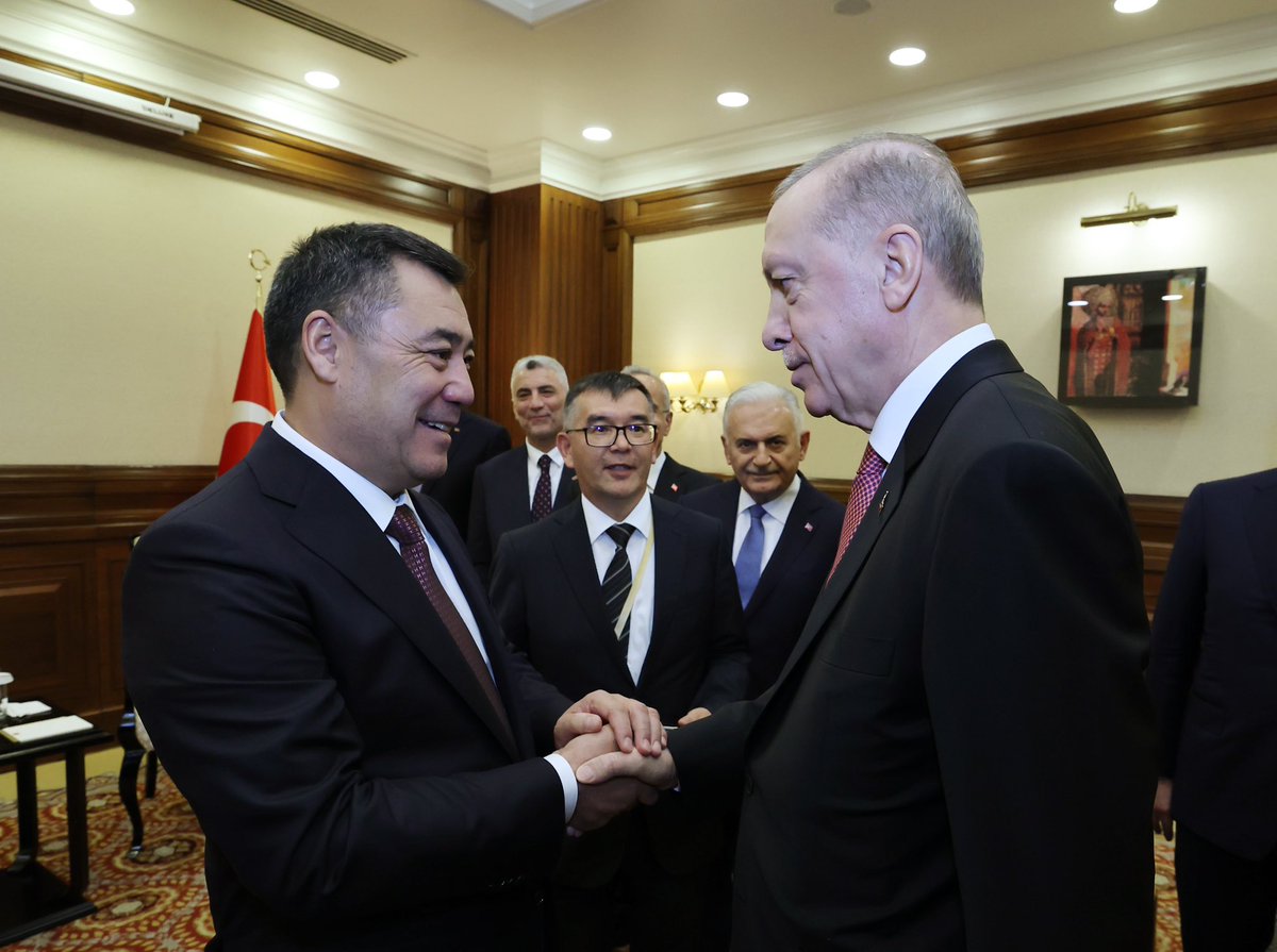 Cumhurbaşkanımız @RTErdogan, Türk Devletleri Teşkilatı 10. Zirvesi nedeniyle bulunduğu Kazakistan’ın başkenti Astana’da, Kırgızistan Cumhurbaşkanı Sadır Caparov ile görüştü.