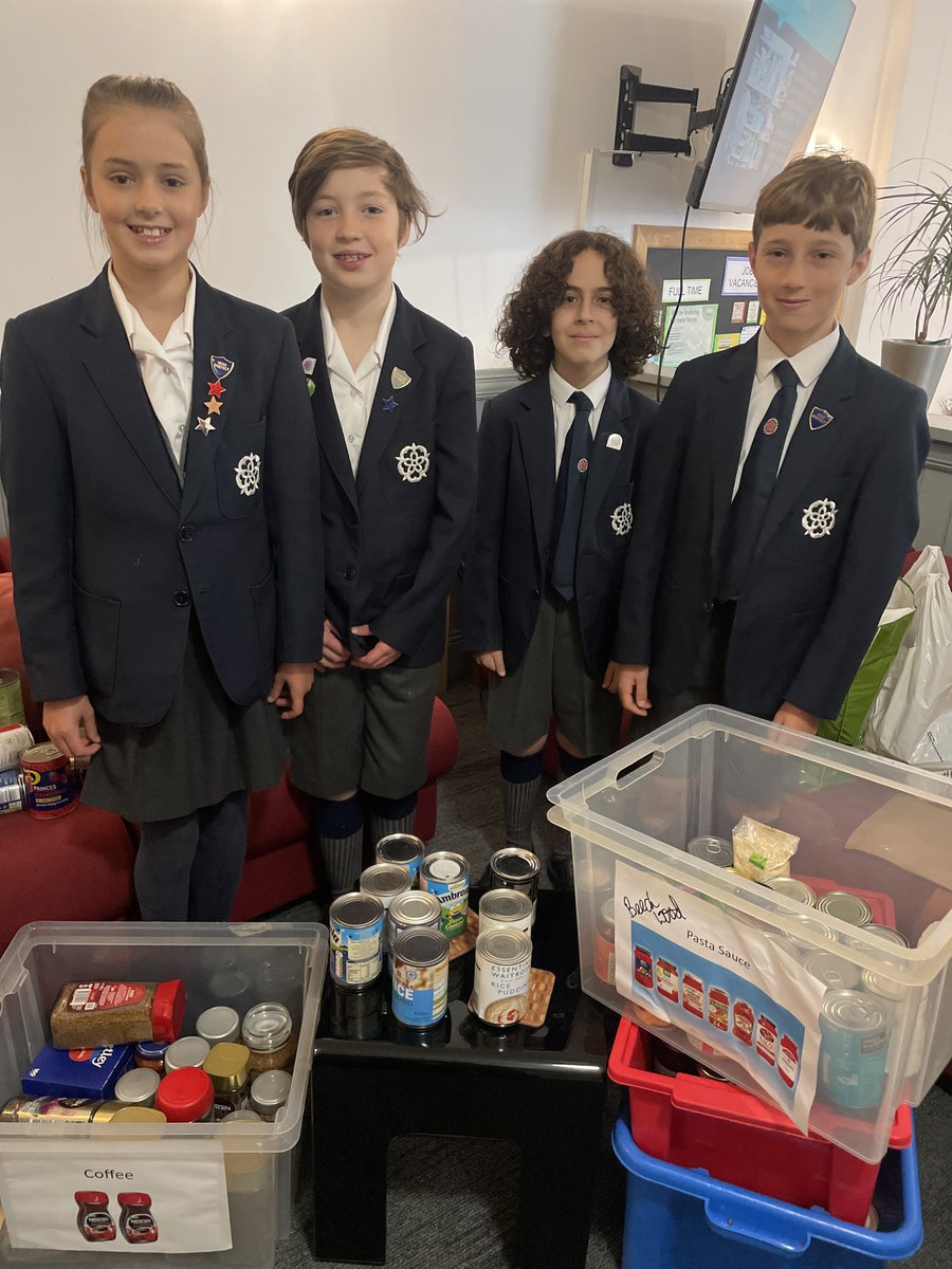 ECJS_gsy's tweet photo. Following our Harvest Festival, the children took all of our donations from school to the food bank. They were greeted warmly by the staff who were most grateful for all your very generous donations. Thank you everyone #guernseywelfare https://t.co/wjNznT78DZ
