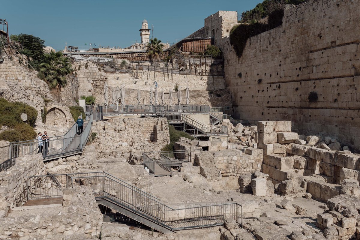 ZemmourEric's tweet photo. Arpenter les rues de Jérusalem, c’est se plonger dans 5 000 ans d’histoire de l’humanité : les grands royaumes hébreux, l’empire romain, les royaumes chrétiens d’Orient et les califats arabes. https://t.co/j7YmwE7GOq