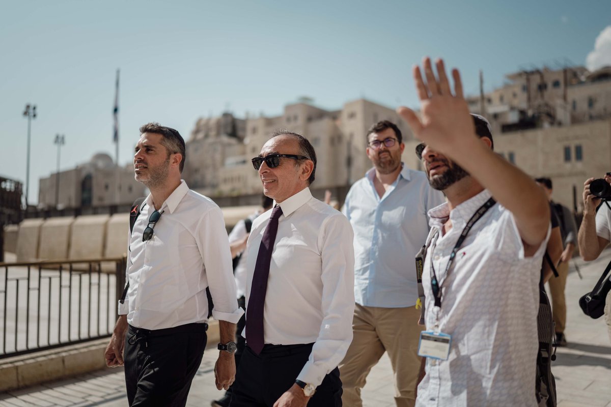 ZemmourEric's tweet photo. Arpenter les rues de Jérusalem, c’est se plonger dans 5 000 ans d’histoire de l’humanité : les grands royaumes hébreux, l’empire romain, les royaumes chrétiens d’Orient et les califats arabes. https://t.co/j7YmwE7GOq
