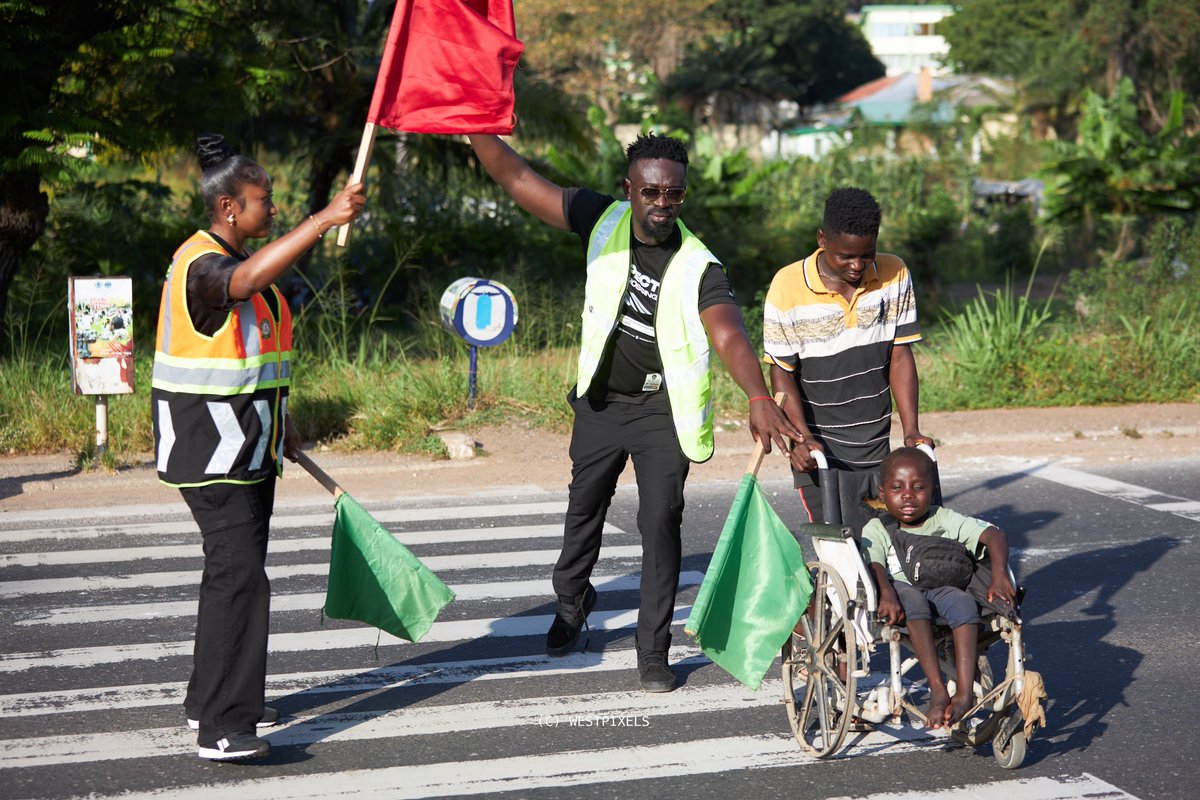 KobbyKyei_'s tweet photo. #RespectZebraCrossing: Stop and make way for pedestrians, especially those with physical challenges. Safety for all. 

Thank You @Anita__Akuffo for assisting the little boy! ❤️🇬🇭

#TheBlogger
📸 @west_pixels_ https://t.co/KWzv72teZD
