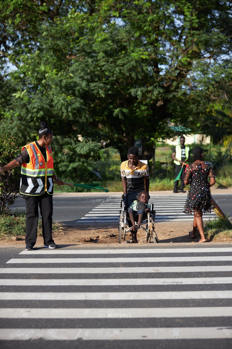 KobbyKyei_'s tweet photo. #RespectZebraCrossing: Stop and make way for pedestrians, especially those with physical challenges. Safety for all. 

Thank You @Anita__Akuffo for assisting the little boy! ❤️🇬🇭

#TheBlogger
📸 @west_pixels_ https://t.co/KWzv72teZD