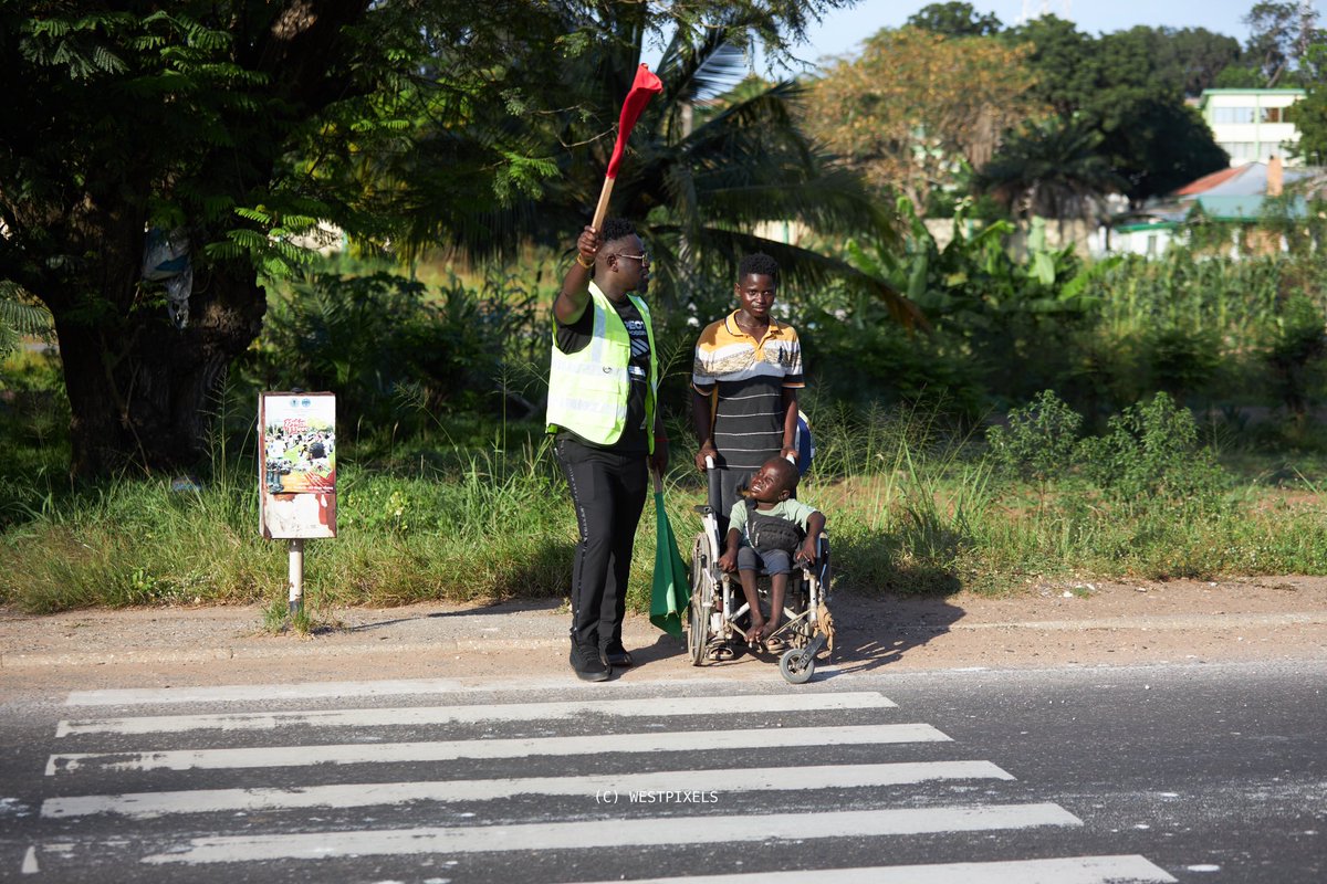 KobbyKyei_'s tweet photo. #RespectZebraCrossing: Stop and make way for pedestrians, especially those with physical challenges. Safety for all. 

Thank You @Anita__Akuffo for assisting the little boy! ❤️🇬🇭

#TheBlogger
📸 @west_pixels_ https://t.co/KWzv72teZD
