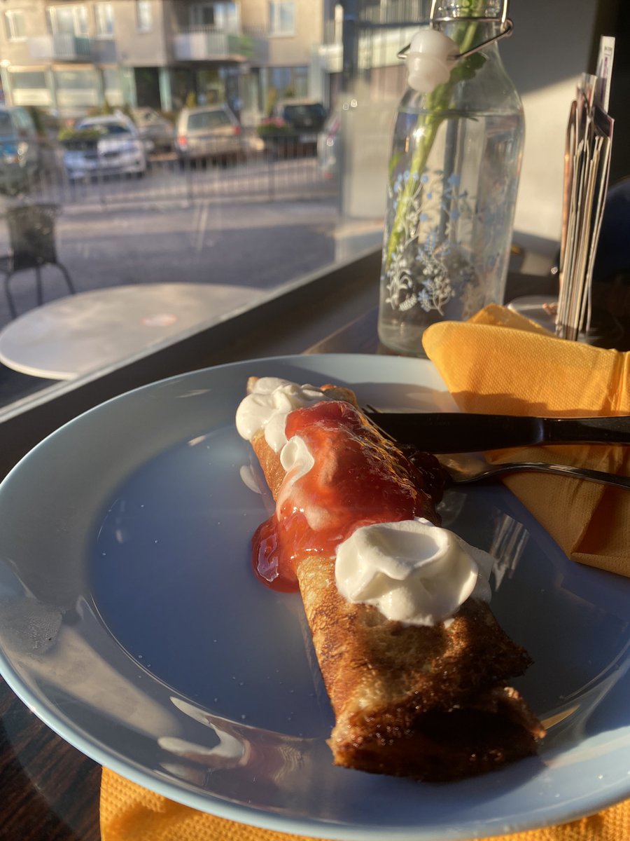 juustominkki's tweet photo. Tultiin faijan kuppilaan syömään iskän tekemää hernaria ja lettuja.
#Muksu mietti että lasketaanko tämä ulkona syömiseksi, kun kuitenkin isoisä on tehnyt ruoan 😄❤️
#cafe23 https://t.co/WVA0SRMmpK