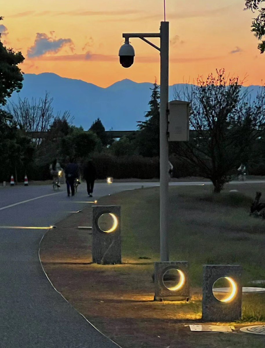 Emilylighting88's tweet image. Creative moon lights, full moon and lack of moon, show the beauty of different shapes. #ledmoonlight #ledstriplight