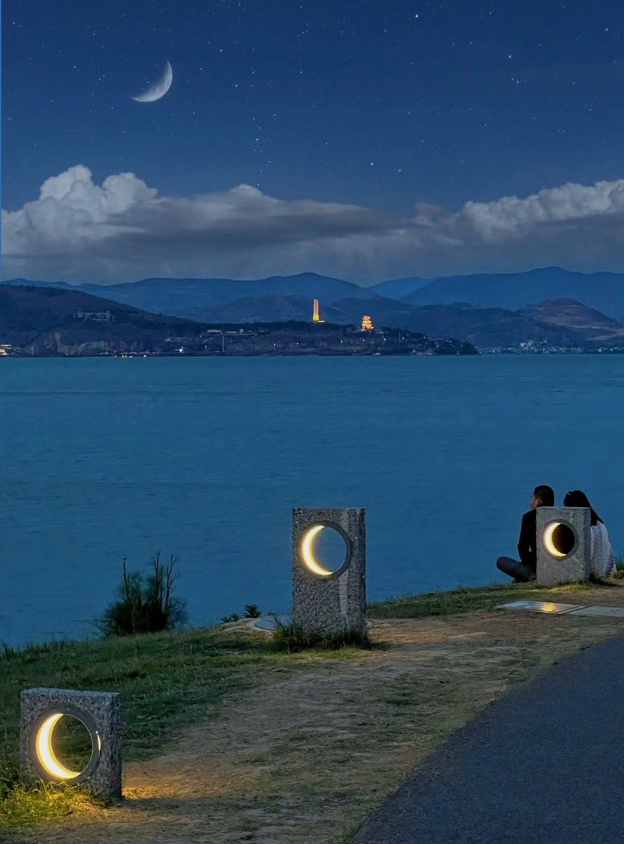 Emilylighting88's tweet image. Creative moon lights, full moon and lack of moon, show the beauty of different shapes. #ledmoonlight #ledstriplight