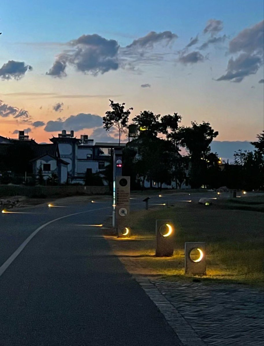 Emilylighting88's tweet image. Creative moon lights, full moon and lack of moon, show the beauty of different shapes. #ledmoonlight #ledstriplight