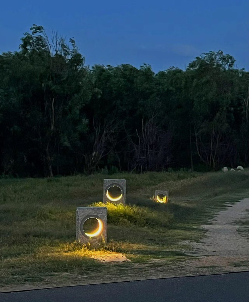 Emilylighting88's tweet image. Creative moon lights, full moon and lack of moon, show the beauty of different shapes. #ledmoonlight #ledstriplight