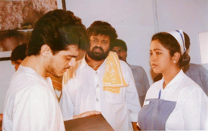 prakashpins's tweet image. Throwback of #Pavithra movie, Celebrate 29 years today!

 Shooting spot pic. of #AjithKumar &amp;amp; @realradikaa mam 

Director #Subash #29YearsOfPavithra