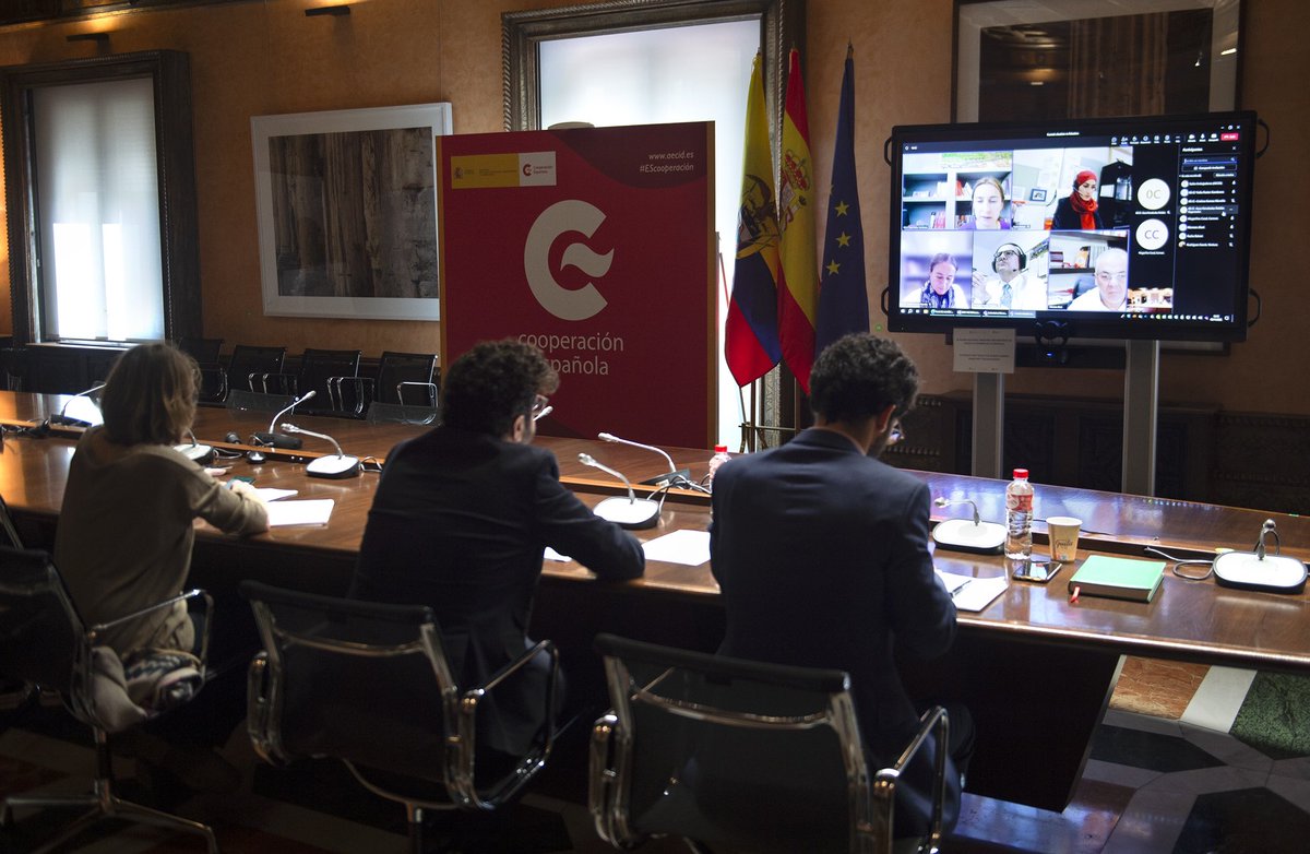 anton_leis's tweet photo. Reunión @AECID_es @CruzRojaEsp con DG y equipo de Media Luna Roja Palestina @PalestineRCS, que trabaja en #Gaza en circunstancias dificilísimas. Hablamos de:

🔴Incremento apoyo🇪🇸 
🔴Acceso ayuda 
🔴Respeto dcho. internacional humanitario y protección trabajadores y hospitales https://t.co/VAqPxfjo2P