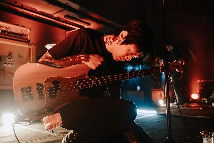 asianbreak's tweet image. 🇸🇬 #MelvinOng, vocalista da banda #Hrvst, faleceu aos 32 anos devido a um câncer no pulmão. 

O cantor sofreu um acidente durante um show em 2019 que o deixou paraplégico. Desde então, Melvin Ong passou a dedicar sua vida a outras atividades além da música.