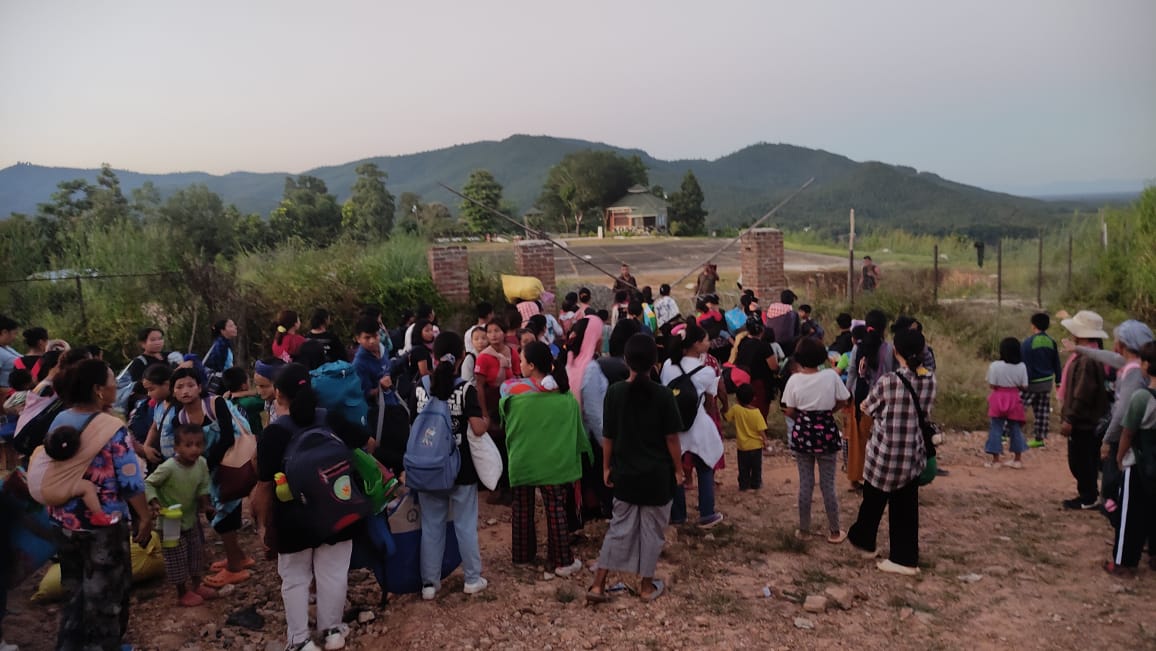 DrLamtinthangHk's tweet image. Women and Children of Moreh flee for their life. Central Forces refused to give them shelter. Meanwhile, the #Commandos are given free hands to act upon the helpless villagers. 

Moreh needs your prayers..!

@rashtrapatibhvn @PMOIndia @AmitShahOffice @INCIndia @RahulGandhi…
