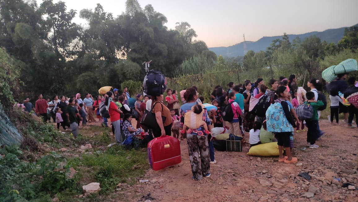 DrLamtinthangHk's tweet image. Women and Children of Moreh flee for their life. Central Forces refused to give them shelter. Meanwhile, the #Commandos are given free hands to act upon the helpless villagers. 

Moreh needs your prayers..!

@rashtrapatibhvn @PMOIndia @AmitShahOffice @INCIndia @RahulGandhi…