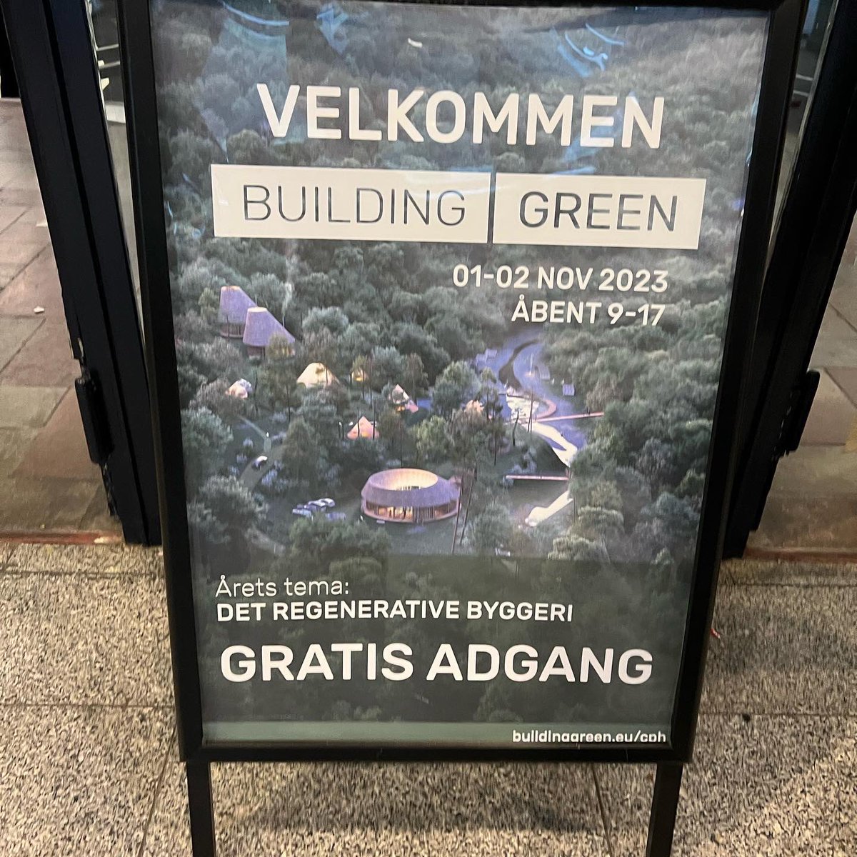 tinychoicedk's tweet photo. Dejlig dag på kontoret! Vi startede klokken seks i morges og kørte mod solopgangen og København for at hente inspiration på Building Green-messen. #buildinggreen #buildinggreenkøbenhavn #tinyhouse #tinyhousemovement #bæredygtighed #bæredygtiglivsstil #firmaudflugt https://t.co/0SXkkeIFfn