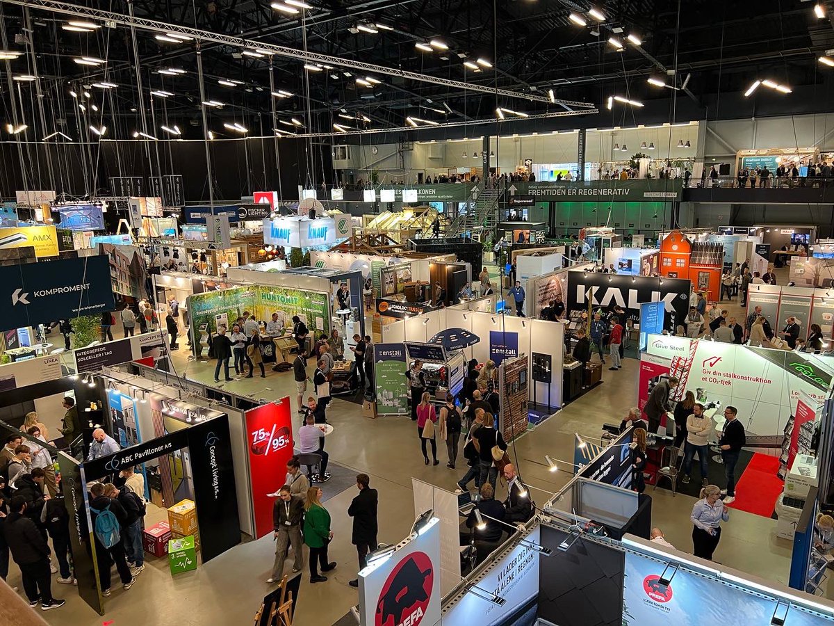 tinychoicedk's tweet photo. Dejlig dag på kontoret! Vi startede klokken seks i morges og kørte mod solopgangen og København for at hente inspiration på Building Green-messen. #buildinggreen #buildinggreenkøbenhavn #tinyhouse #tinyhousemovement #bæredygtighed #bæredygtiglivsstil #firmaudflugt https://t.co/0SXkkeIFfn