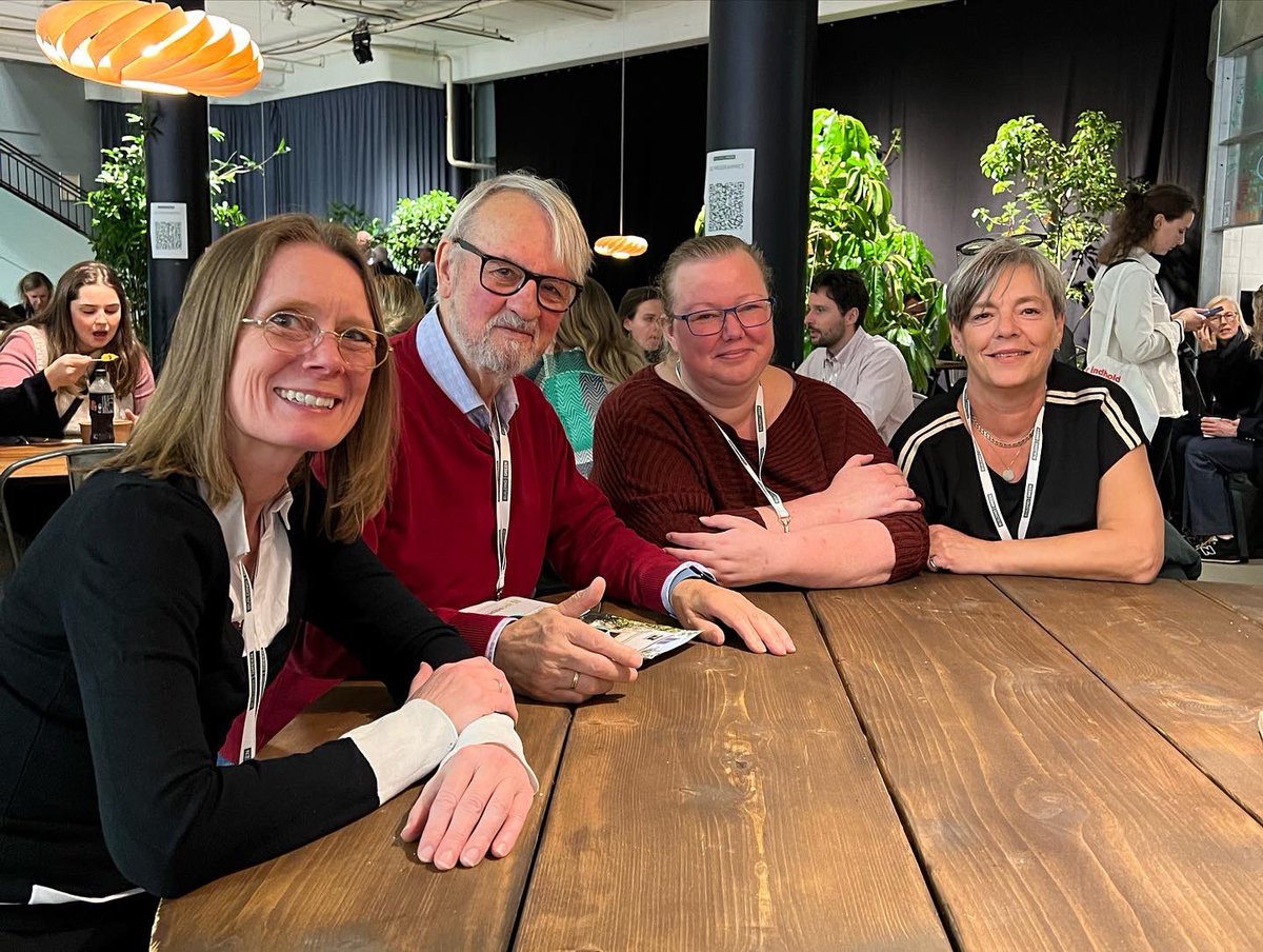 tinychoicedk's tweet photo. Dejlig dag på kontoret! Vi startede klokken seks i morges og kørte mod solopgangen og København for at hente inspiration på Building Green-messen. #buildinggreen #buildinggreenkøbenhavn #tinyhouse #tinyhousemovement #bæredygtighed #bæredygtiglivsstil #firmaudflugt https://t.co/0SXkkeIFfn