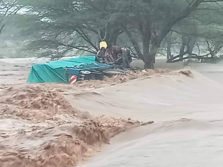 guru_voke's tweet photo. Today in Samburu. 

Alhamdulillah they were rescued.

Some drivers assume that a heavy vehicle can pass through rushing water with ease. According to science, any rushing water with a depth of 45cm or knee-level height can carry large vehicles like trucks.

 Please stay safe. https://t.co/5l1EfSlfaO