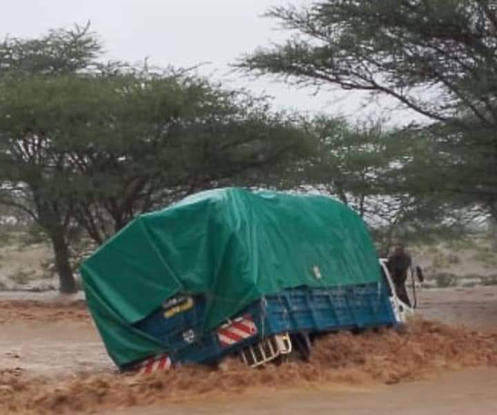 guru_voke's tweet photo. Today in Samburu. 

Alhamdulillah they were rescued.

Some drivers assume that a heavy vehicle can pass through rushing water with ease. According to science, any rushing water with a depth of 45cm or knee-level height can carry large vehicles like trucks.

 Please stay safe. https://t.co/5l1EfSlfaO