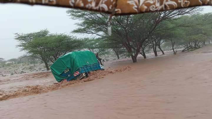 guru_voke's tweet photo. Today in Samburu. 

Alhamdulillah they were rescued.

Some drivers assume that a heavy vehicle can pass through rushing water with ease. According to science, any rushing water with a depth of 45cm or knee-level height can carry large vehicles like trucks.

 Please stay safe. https://t.co/5l1EfSlfaO