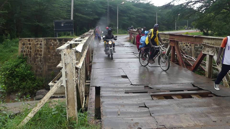 flashfmrw's tweet photo. Bamwe mu baturage bakoresha ibiraro bya #Rwempasha, #Mirama na #Cyabayaga mu karere ka @NyagatareDistr , barasaba ubuyobozi bw'akarere kwihutisha imirimo yo gusana ibyo biraro kuko bimaze iminsi byarangiritse ku buryo bidakoreshwa n'ibinyabiziga. https://t.co/fmVEhPHyQZ