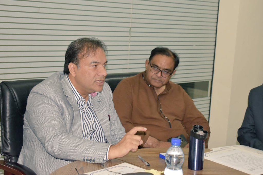 commissionerlhr's tweet image. #Commissioner Lhr,Muhammad Ali Randhawa chaired #AntiSmog meeting for promotion #cycling&amp;amp; #walk #culture among the citizens“Arrangements r being done that restaurants will offer discount to people coming on bicycle&amp;amp; on foot.Cycle stands will be established at main roads.1/2
