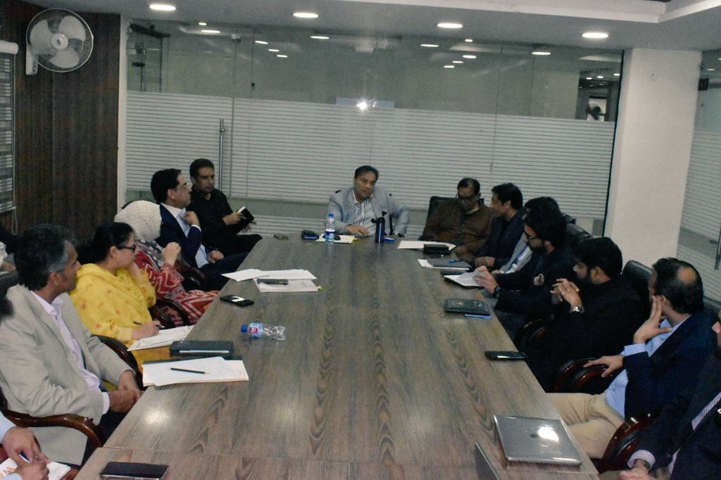commissionerlhr's tweet image. #Commissioner Lhr,Muhammad Ali Randhawa chaired #AntiSmog meeting for promotion #cycling&amp;amp; #walk #culture among the citizens“Arrangements r being done that restaurants will offer discount to people coming on bicycle&amp;amp; on foot.Cycle stands will be established at main roads.1/2