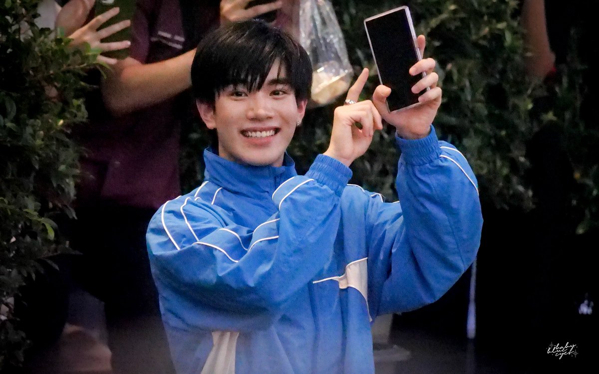 Repeatt_18's tweet photo. เรามองน้องจากแถวหลังสุดเลย เพราะเดินมาทีหลังน้อง เรายังเห็นว่าน้องน่ารักมากๆ นี่ไม่ได้ยินว่าน้องพูดอะไรบ้าง แต่เห็นช็อตที่แบบจะถ่ายคลิปกับฟค. โมเม้นที่ไม่ได้เห็นมานานมากๆ แล้ววันนี้ก็ได้เห็น แค่นี้ก็มีความสุขแล้วอ่ะ แค่ได้เห็นรอยยิ้มนี้อะ 🤍💙 https://t.co/mAYdBbFM3c