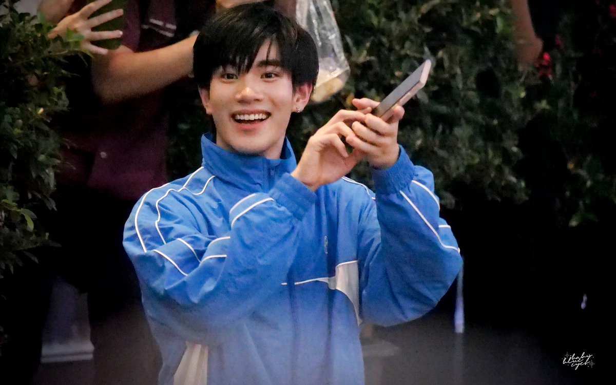 Repeatt_18's tweet photo. เรามองน้องจากแถวหลังสุดเลย เพราะเดินมาทีหลังน้อง เรายังเห็นว่าน้องน่ารักมากๆ นี่ไม่ได้ยินว่าน้องพูดอะไรบ้าง แต่เห็นช็อตที่แบบจะถ่ายคลิปกับฟค. โมเม้นที่ไม่ได้เห็นมานานมากๆ แล้ววันนี้ก็ได้เห็น แค่นี้ก็มีความสุขแล้วอ่ะ แค่ได้เห็นรอยยิ้มนี้อะ 🤍💙 https://t.co/mAYdBbFM3c