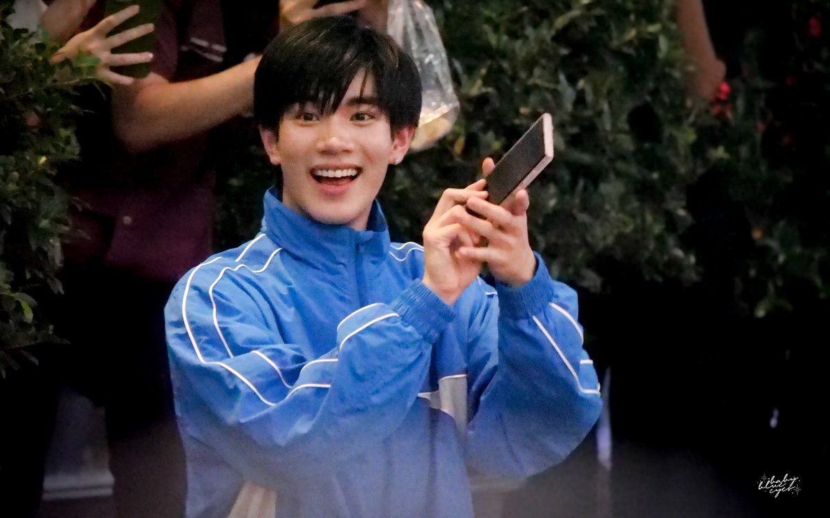 Repeatt_18's tweet photo. เรามองน้องจากแถวหลังสุดเลย เพราะเดินมาทีหลังน้อง เรายังเห็นว่าน้องน่ารักมากๆ นี่ไม่ได้ยินว่าน้องพูดอะไรบ้าง แต่เห็นช็อตที่แบบจะถ่ายคลิปกับฟค. โมเม้นที่ไม่ได้เห็นมานานมากๆ แล้ววันนี้ก็ได้เห็น แค่นี้ก็มีความสุขแล้วอ่ะ แค่ได้เห็นรอยยิ้มนี้อะ 🤍💙 https://t.co/mAYdBbFM3c