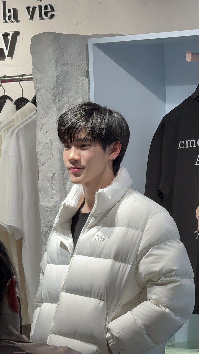 FirstChayanuch's tweet image. น่ารักจนใจเจ็บ😊 ได้ทุกมุมจริงๆเลย ยอมใจตัวเองที่ตื่นแต่เช้าเพื่อมาหาโฟ้ดโฟ้ด เป็นอีเว้นท์แรกที่ฉันยอมสละงานมา งือออ ใจฟูสุดๆๆ ขอบคุณนะที่มาต่อลมหายใจของมัมหมี มีแรงกลับไปทำงานต่อละ🫶🏻 

#Fourthnattawat 
#ADLVThailandxFourth