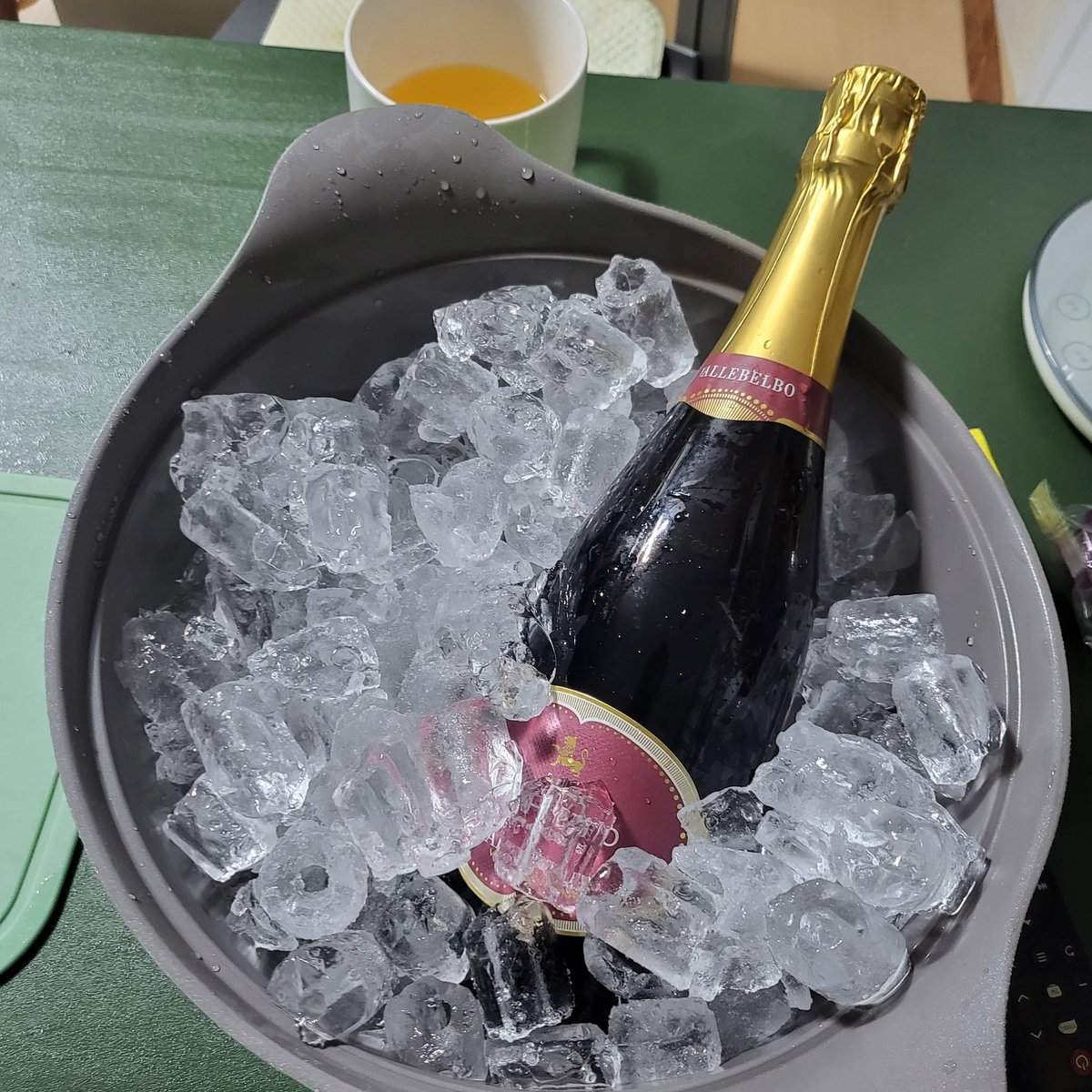 생일이라고 냥이가 선물해준 공듀악세서리4종셋  정말 공듀가 된거 같댜 헤헤 우아하게 냄비에 얼음채워 와인같은 수제맥주 한잔 캬~~