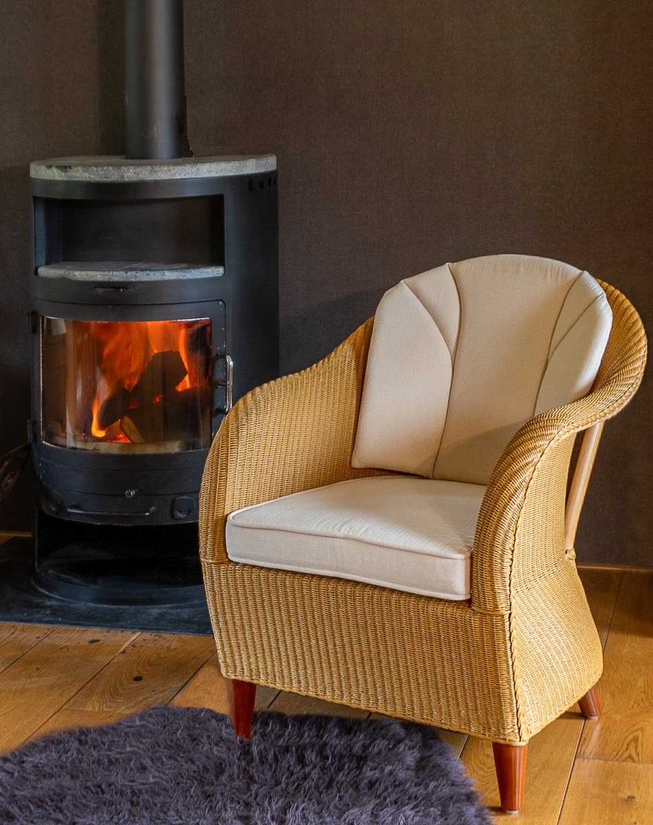 Super mooi Lloyd loom fauteuil Celine sfeervol in de woonkamer bij de houtkachel. De exclusive Lloyd loom fauteuil zit echt heerlijk. lloydloomwinkel.nl/product/lloyd-…