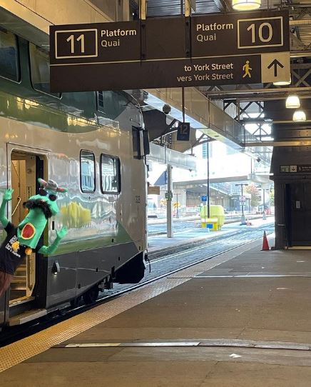 TVO_CMG's tweet photo. Gary, the mascot of our #strike at @tvo, is exploring different locations in #Toronto.
Comment below if you know where he is.
P.S. Gary is pointing at "11" because we're in our eleventh week on strike. That's right! Since August!
#WhereisGary #OntarioMade #onpoli https://t.co/N1jN9Mlo67