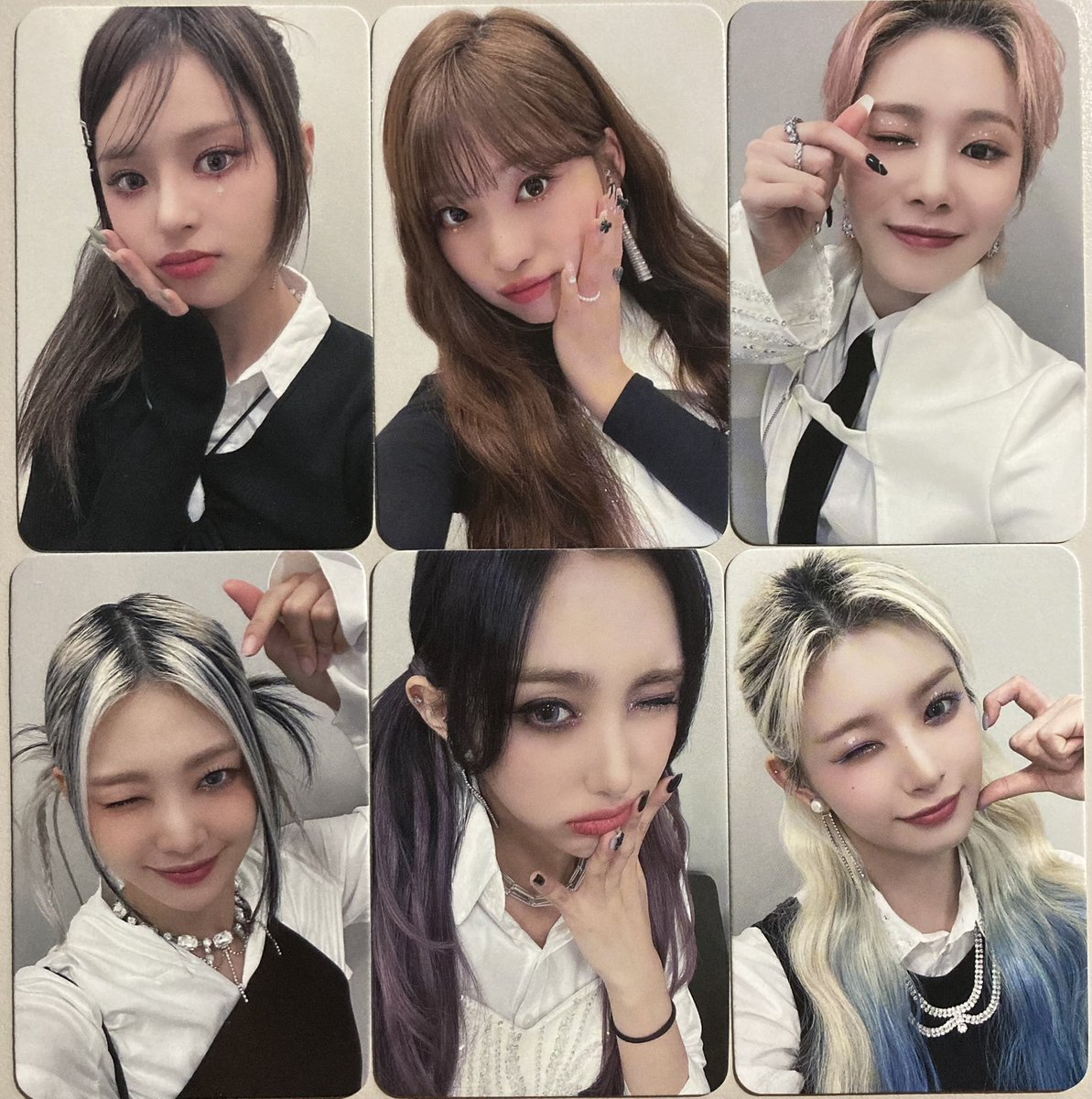 231012
MMT MyMusicTaste 영상통화 팬사인회 특전
video call fansign photocards
#에버글로우 #EVERGLOW
#이유 #시현 #미아 #온다 #아샤 #이런
#EU #SIHYEON #MIA #ONDA #AISHA #YIREN