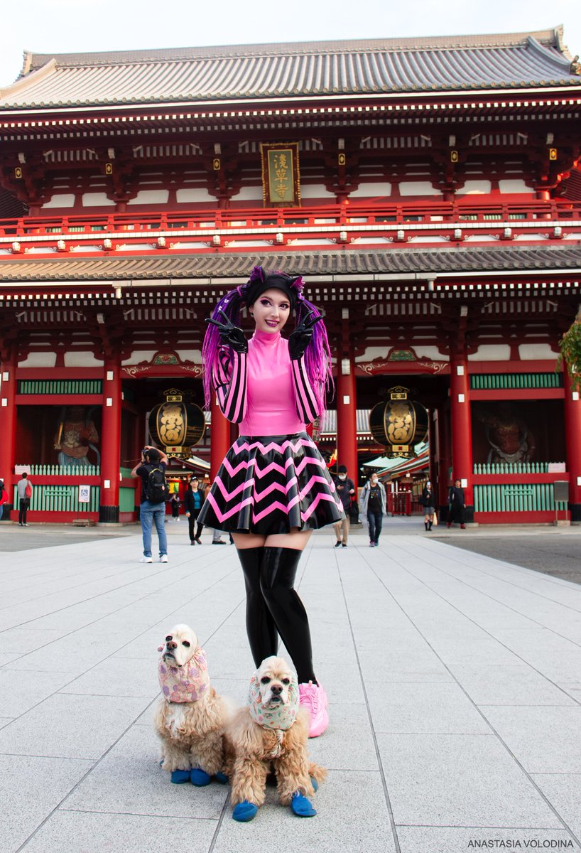 The lady asked me to take a photo with her dogs! 🐕🐾🐕

#vioĺet_spider #asakusa #latex #latexfashion #latexdress #ラテックス #tokyotrip #japan