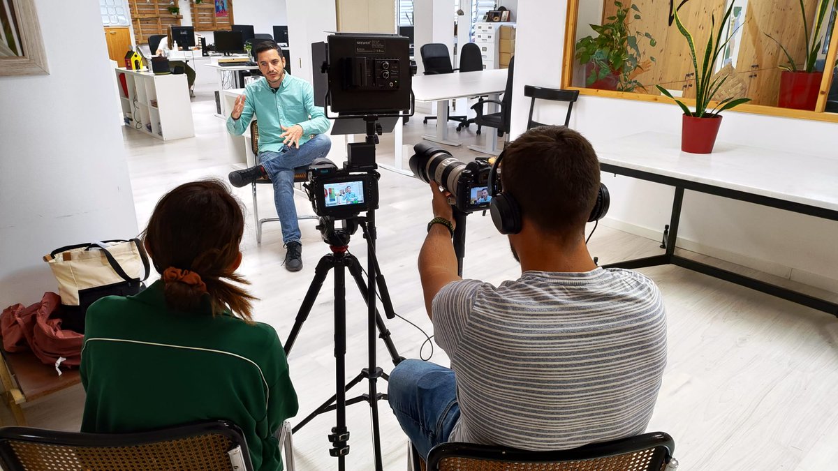 Entreacte_'s tweet photo. 🎬Silenci... rodant!
Avui l'equip de @Telodefons ha entrevistat el @ManelPiM i la @ncanyamares sobre els #Entreacte35anys 🎙️
Ben aviat podreu veure el reportatge! https://t.co/6WZP8OuXpi