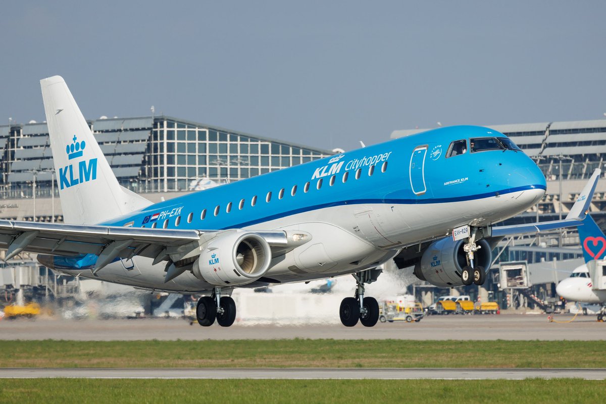 Gemeinsam blicken wir mit <a href="/KLM/">KLM</a> zurück: 75 Jahre STR x AMS! Ein Grund zu feiern 🎉🇳🇱 Mit dem „Cityhopper“ liegt die Flugzeit nach Amsterdam bei nur 1 Stunde. Von dort aus gibt es zahlreiche Umsteigemöglichkeiten zu Langstreckenverbindungen. #flySTR #KLM