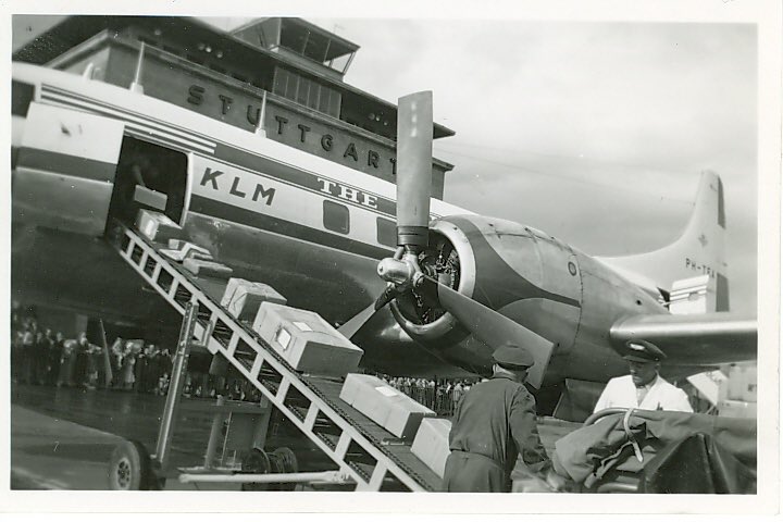 STR_Airport's tweet photo. Gemeinsam blicken wir mit @KLM zurück: 75 Jahre STR x AMS! Ein Grund zu feiern 🎉🇳🇱 Mit dem „Cityhopper“ liegt die Flugzeit nach Amsterdam bei nur 1 Stunde. Von dort aus gibt es zahlreiche Umsteigemöglichkeiten zu Langstreckenverbindungen. #flySTR #KLM https://t.co/FYeLWzy38N