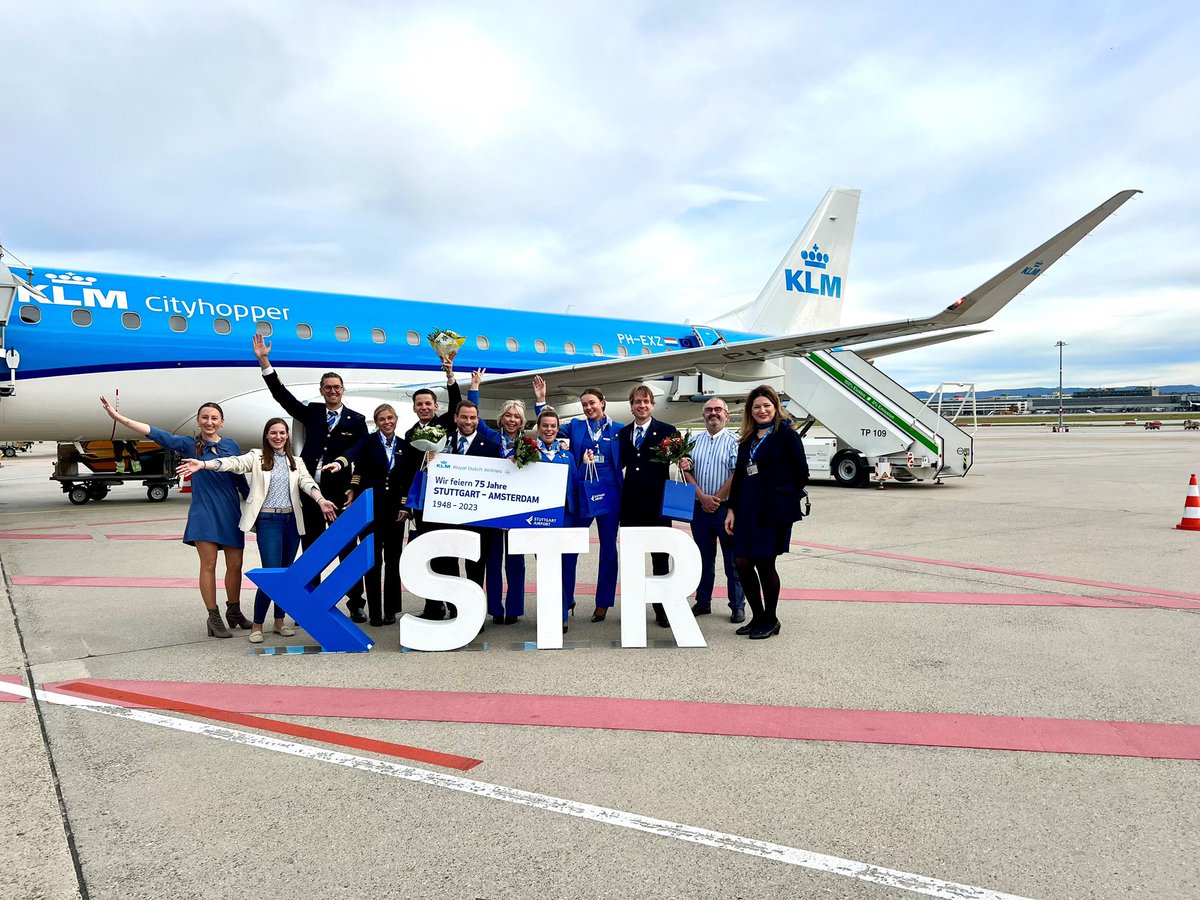 STR_Airport's tweet photo. Gemeinsam blicken wir mit @KLM zurück: 75 Jahre STR x AMS! Ein Grund zu feiern 🎉🇳🇱 Mit dem „Cityhopper“ liegt die Flugzeit nach Amsterdam bei nur 1 Stunde. Von dort aus gibt es zahlreiche Umsteigemöglichkeiten zu Langstreckenverbindungen. #flySTR #KLM https://t.co/FYeLWzy38N
