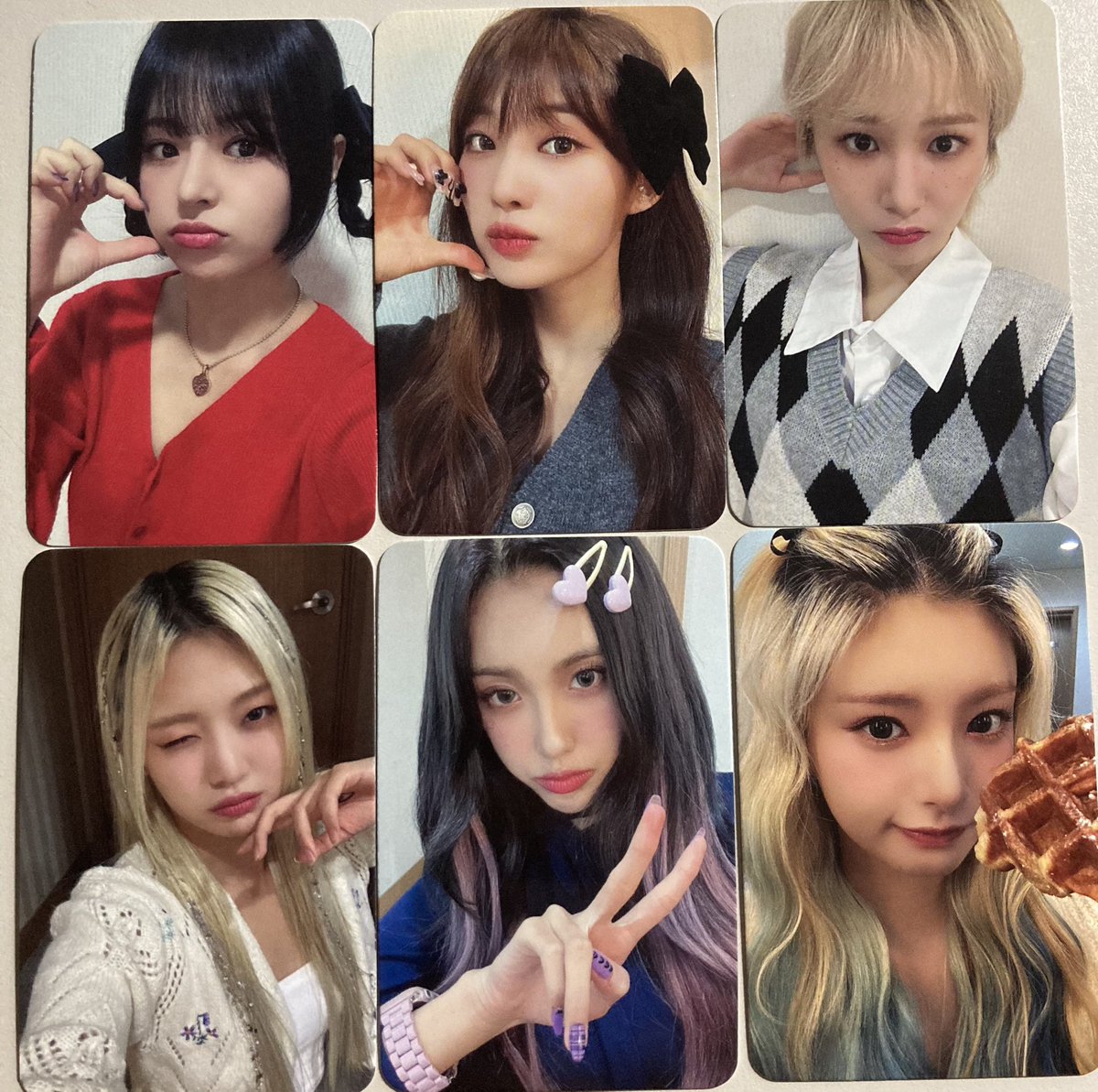 231015
애플뮤직 대면 팬사인회 특전
Applemusic offline fansign photocards
#에버글로우 #EVERGLOW
#이유 #시현 #미아 #온다 #아샤 #이런
#EU #SIHYEON #MIA #ONDA #AISHA #YIREN